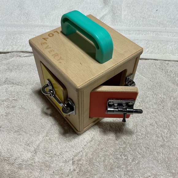 Lovevery The Realist Play Kit - 19-21 months - Picture 12 of 14